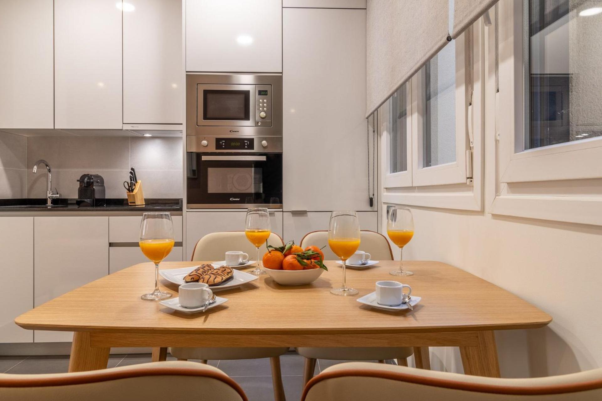 Authentic La Latina Getaway Just Steps From Iconic Rastro Latina Toledo X Madrid