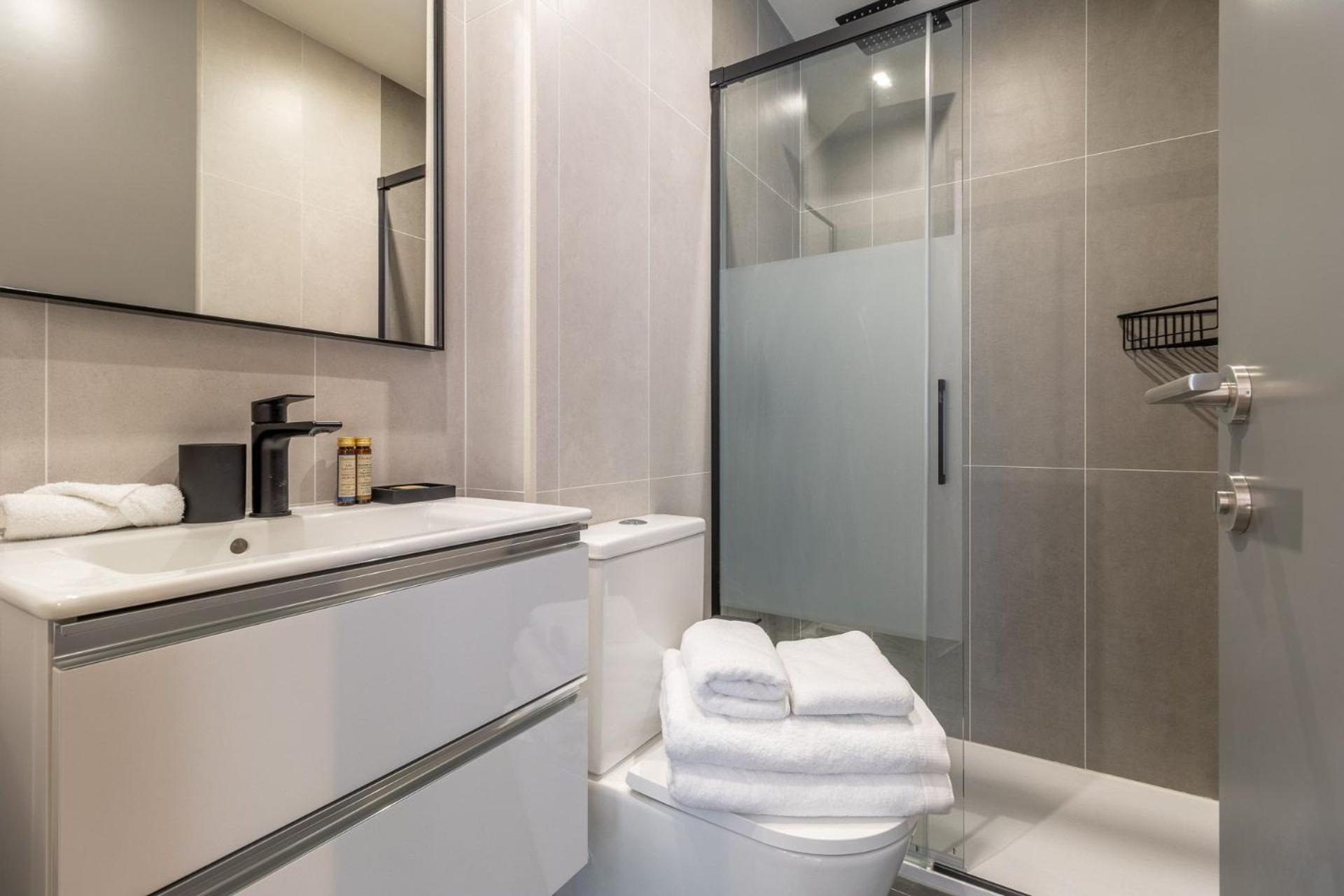 Apartamento Authentic La Latina Getaway Just Steps From Iconic Rastro Latina Toledo X *